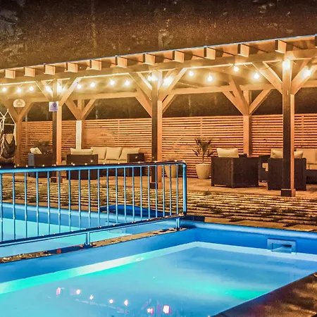 Gorgeous In With Swimming Pool Holiday home *